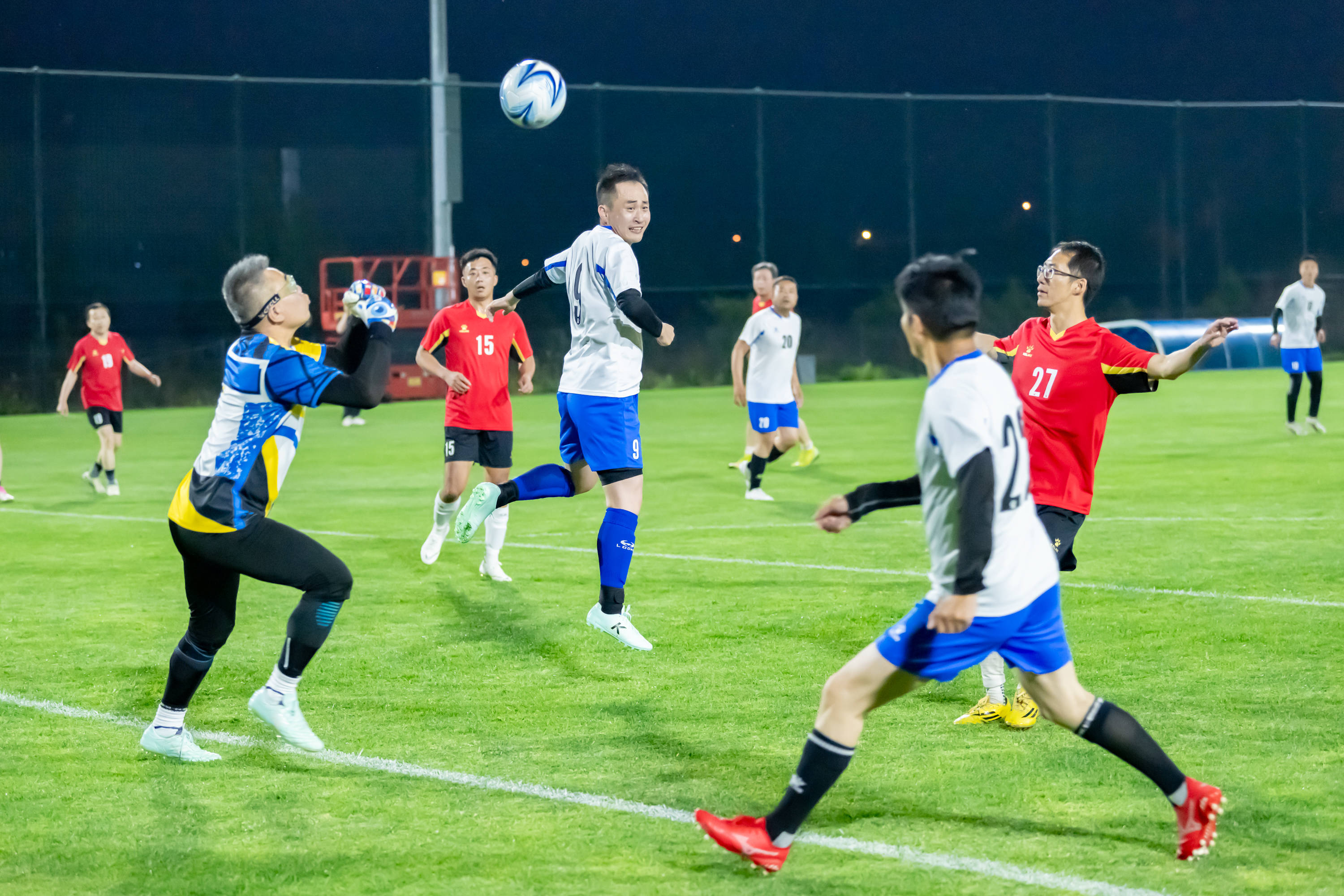 打台球也插边？某女生为流量，打台球搔首弄姿，.