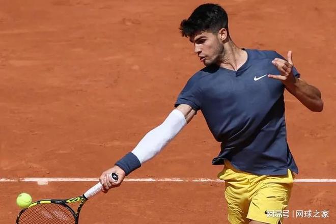 马卡：劳尔下赛季可能加入皇马一队教练组，也可能加入管理层